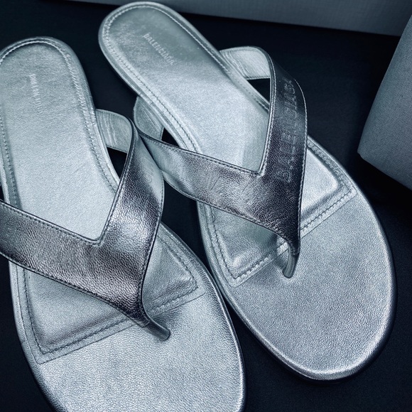 Balenciaga Women’s Round Metallic Leather Flip Flops SIZE 40 SILVER AUTHENTIC - Picture 6 of 8